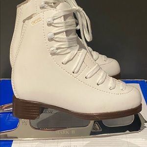 GAM figure skates in new condition size 11 (girls)